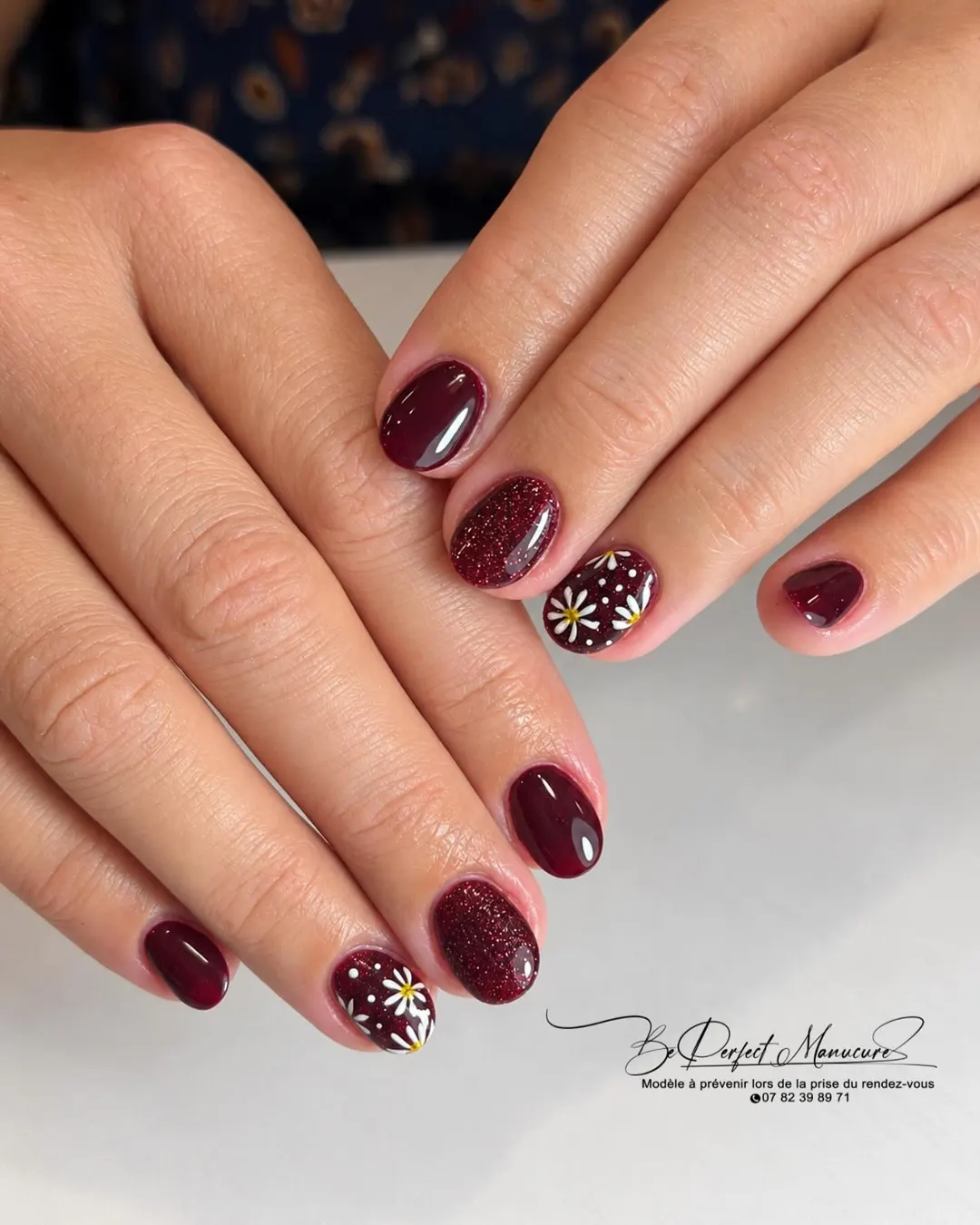 Bordeaux avec paillettes et petite fleur
