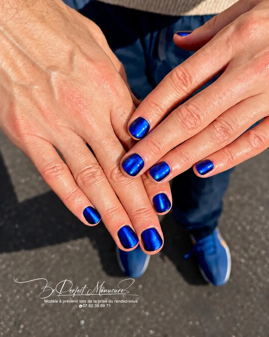 Chrome bleu électrique sur ongles courts