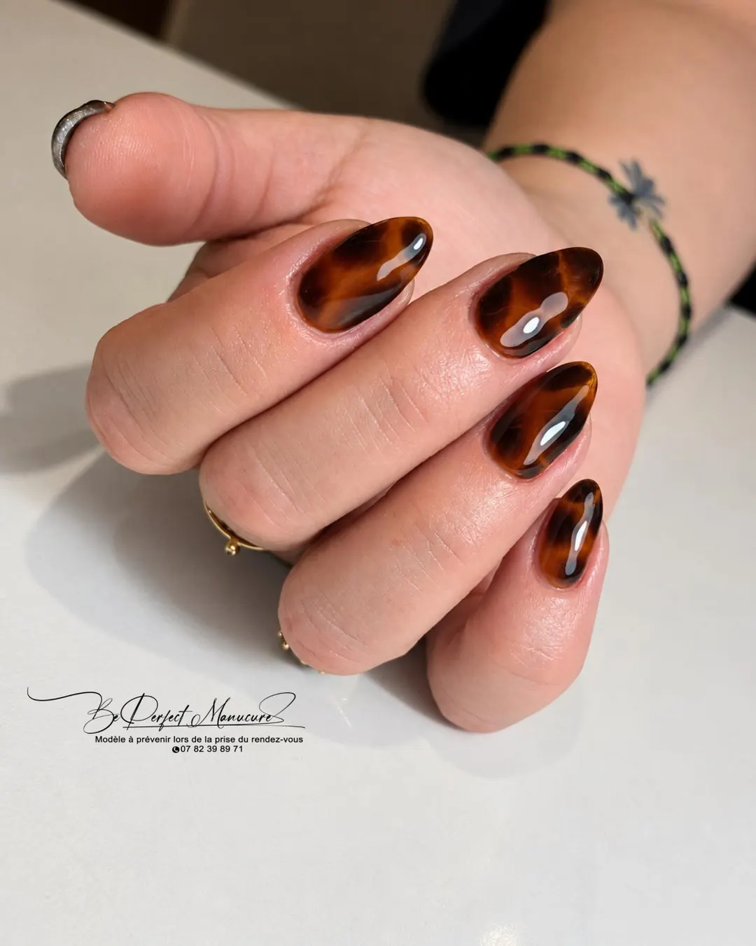 Ongles en amande effet écaille de tortue réalisés au salon Be Perfect