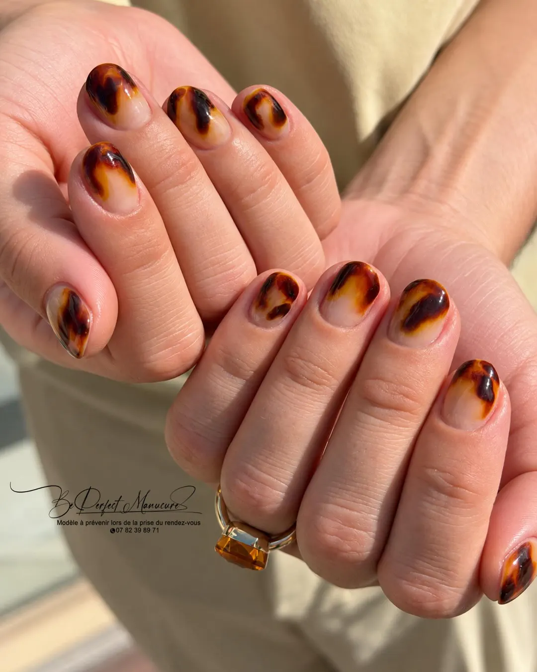 Écaille de tortue sur ongles courts