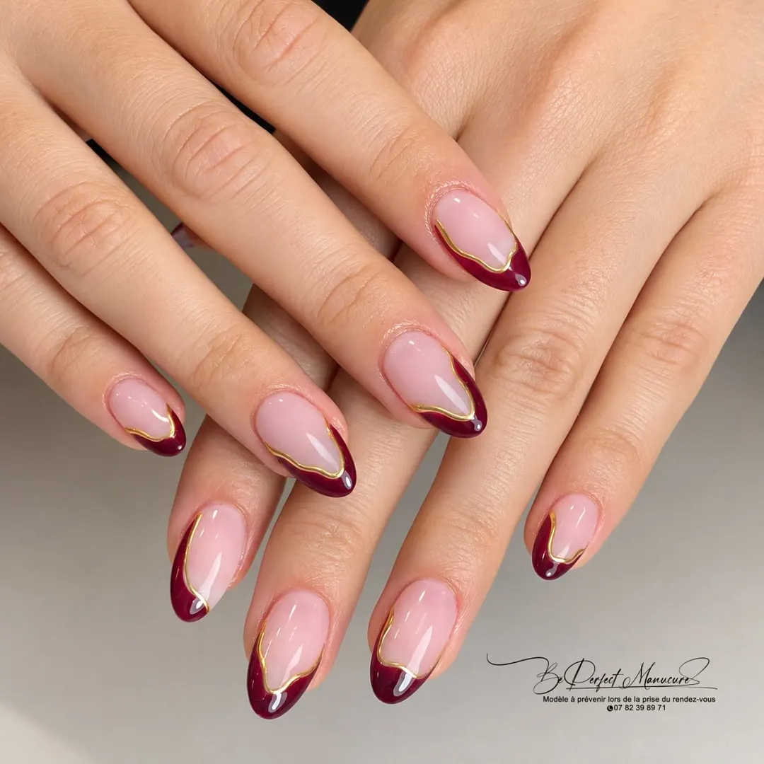 Micro-French bordeaux sur ongles amande