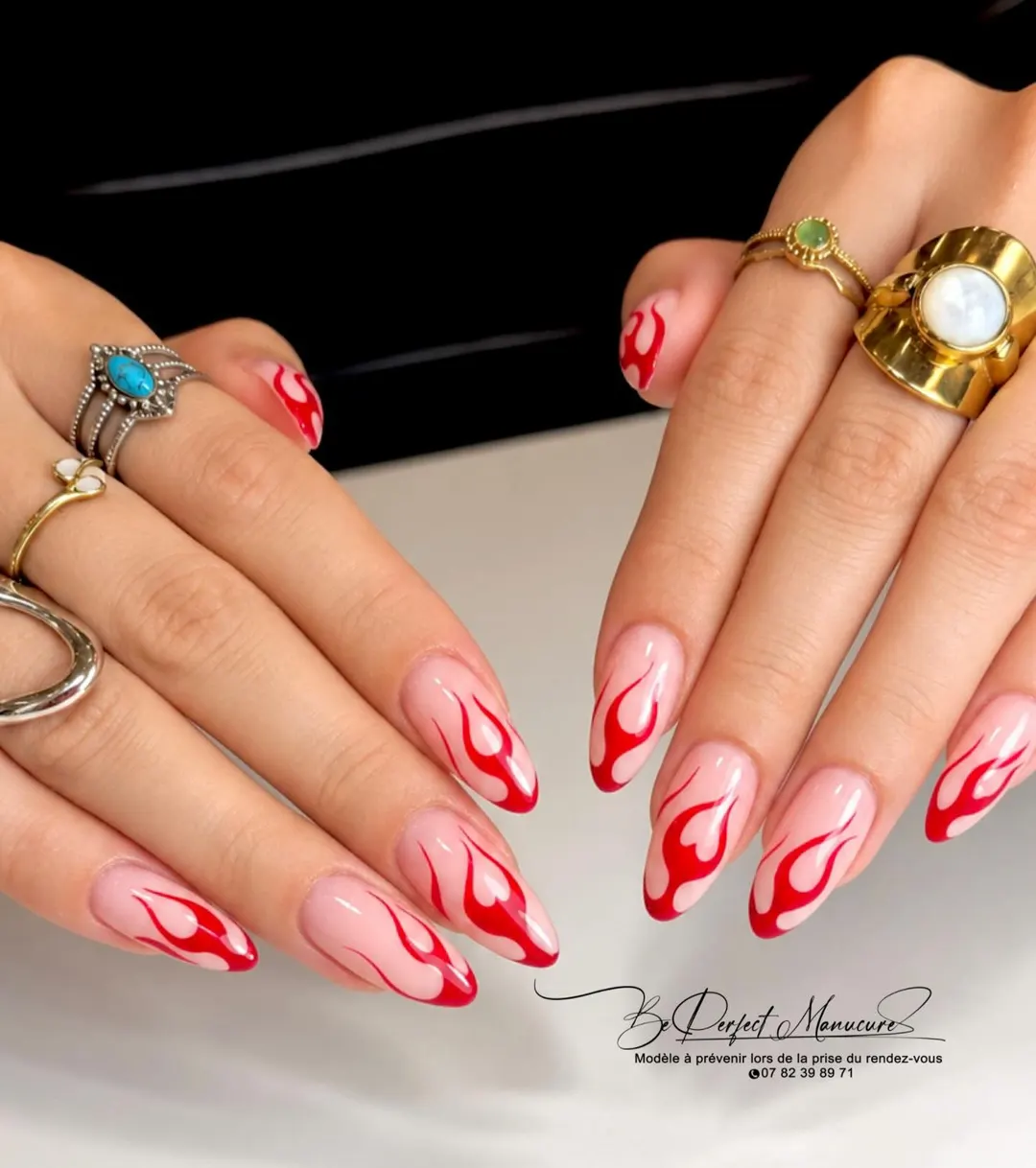 Flammes rouges sur base nude