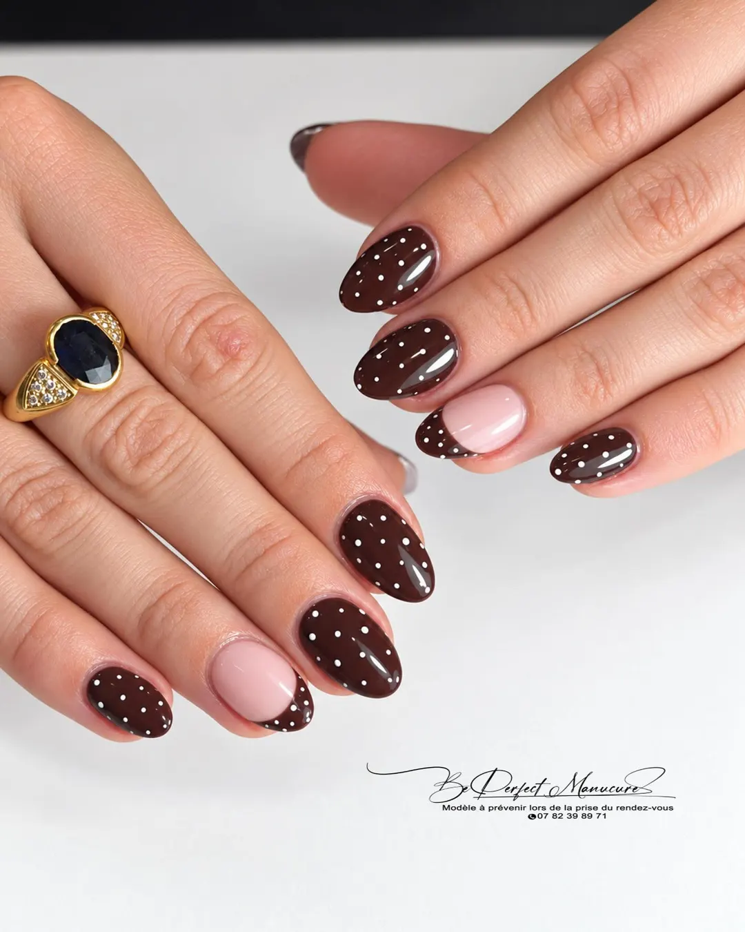 Pois blancs sur marron chocolat