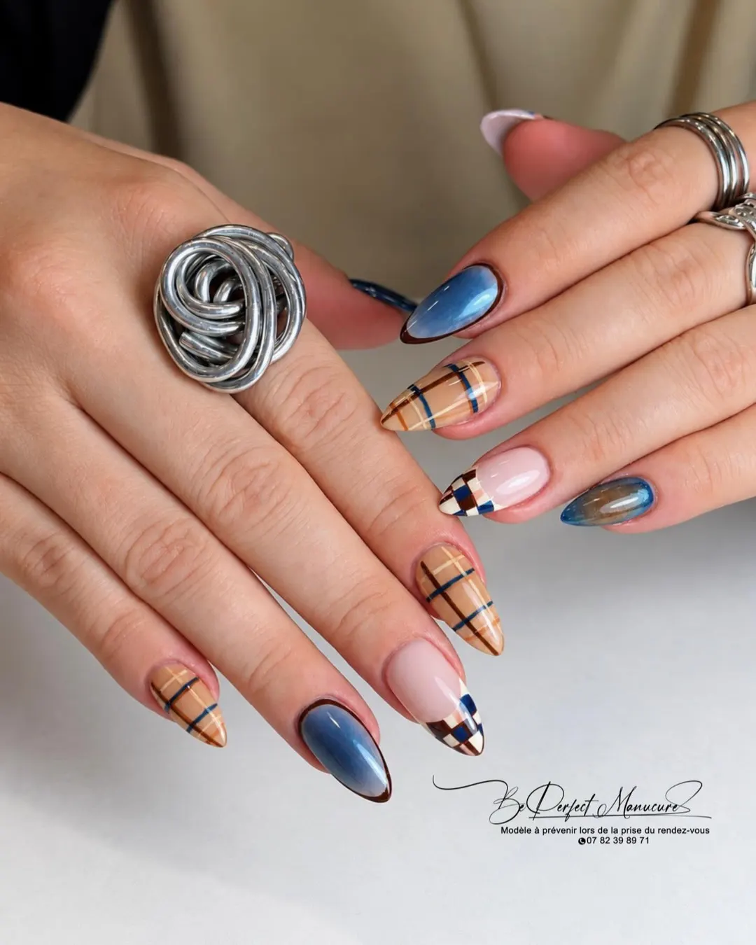Nail art tartan et chrome bleu