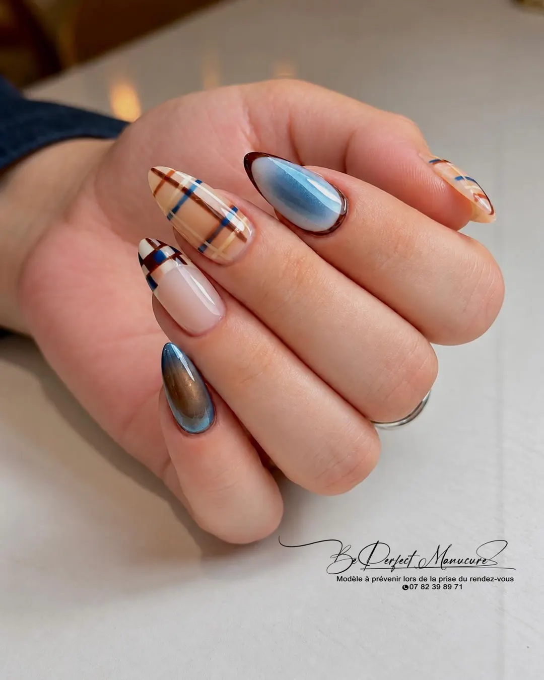 Nail art tartan et chrome bleu